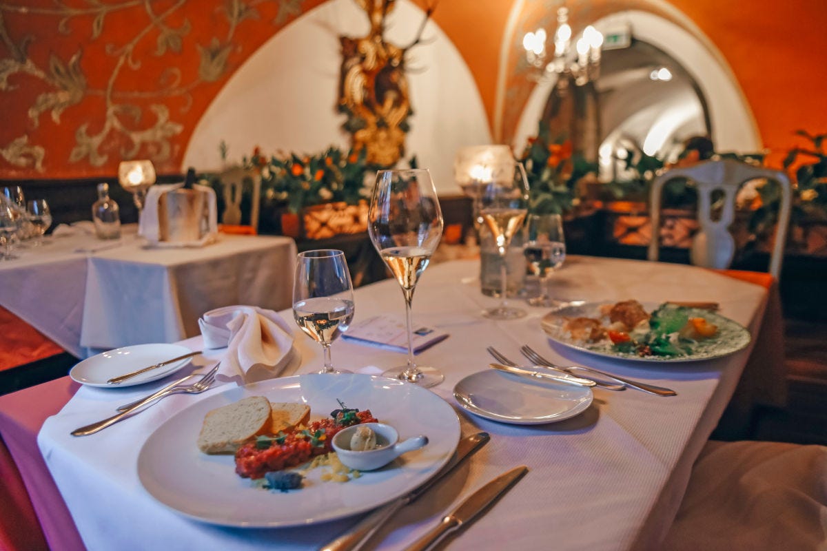 Romantik Hotel Stafler - Chef Peter Girtler, credit Irene Ferri Fuga di coppia (esclusiva) nei ristoranti gourmet al tavolo dello chef